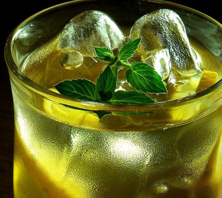 Зеленый чай со льдом