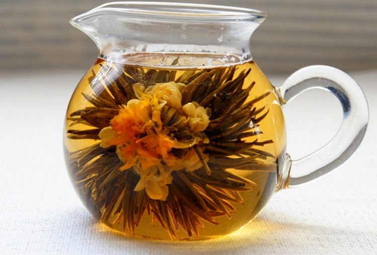 Раскрывшийся цветочный чай