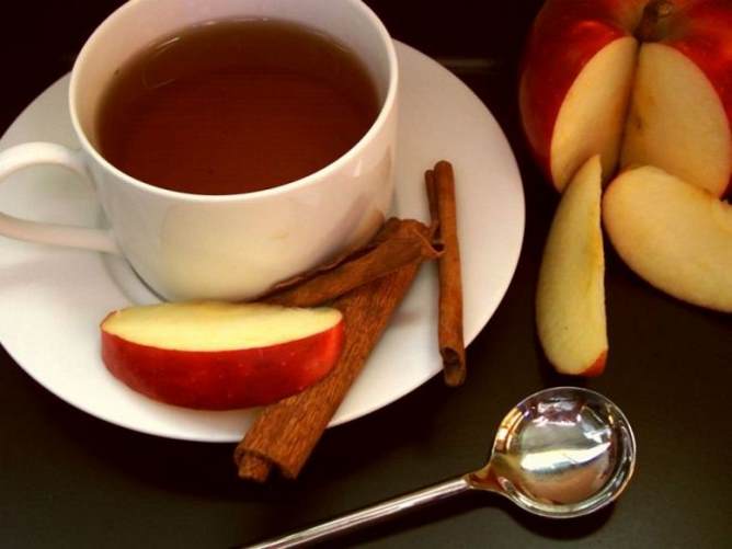 Чай с яблоками и корицей
